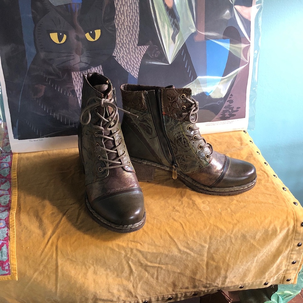 L ARTISTE BOOTS